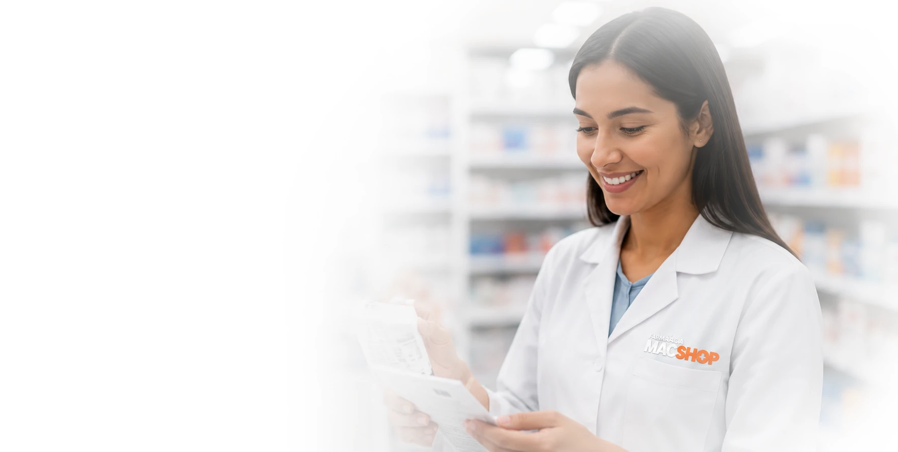 Farmacêutica da Mac Shop conferindo um medicamento na farmácia